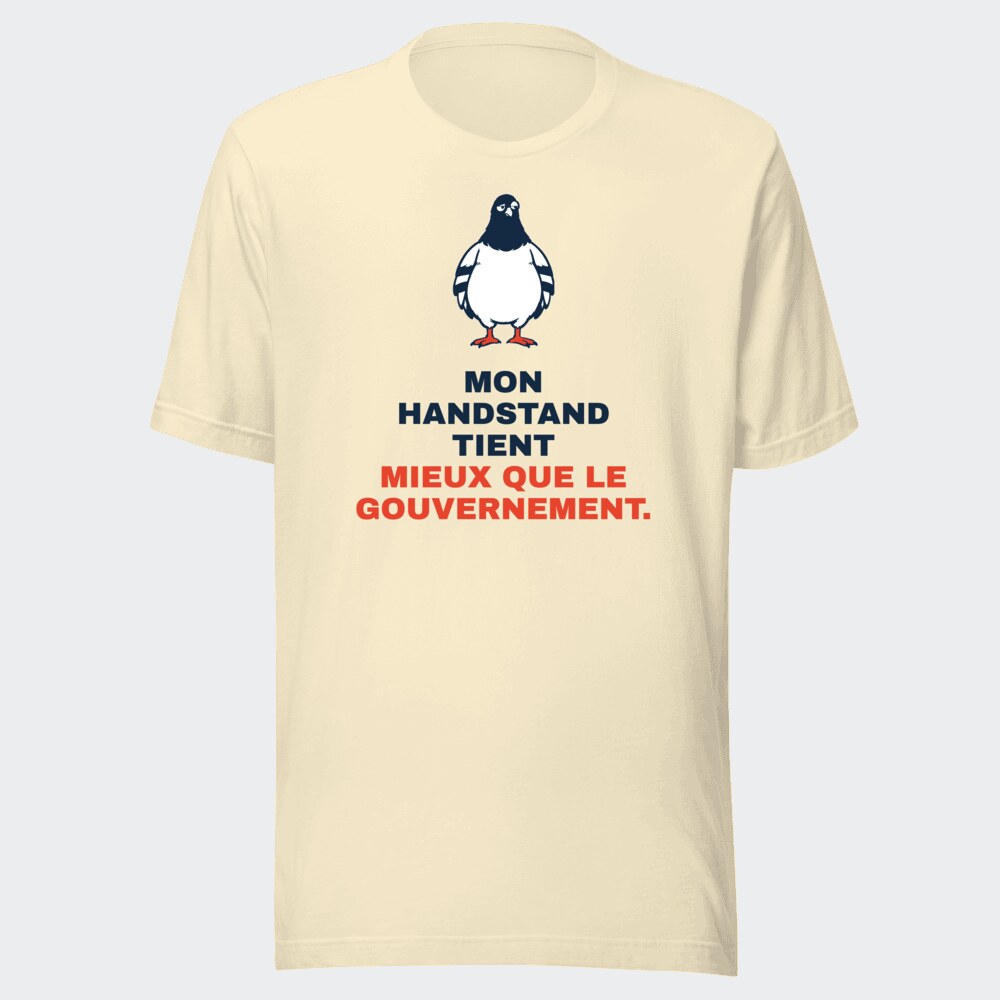 T-shirt écru « Mon handstand tient mieux que le gouvernement. »